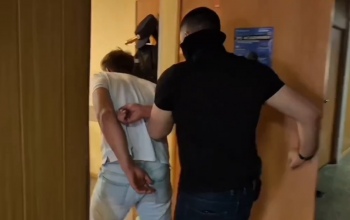В Оренбурге средь бела дня мужчина возле ТРЦ сорвал с женщины цепочку за 112 000 рублей