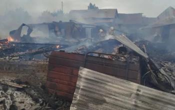 В Курманаевском районе из‑за удара молнии произошёл пожар: пострадали три дома