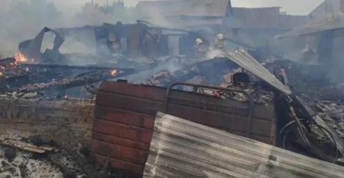 В Курманаевском районе из‑за удара молнии произошёл пожар: пострадали три дома