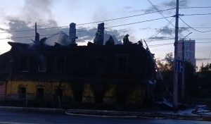 В Оренбурге пожарные локализовали крупное возгорание в заброшенном доме