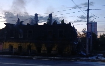 В Оренбурге пожарные локализовали крупное возгорание в заброшенном доме
