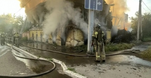 В Оренбурге пожарные локализовали крупное возгорание в заброшенном доме