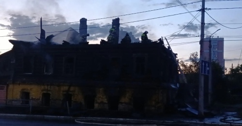 В Оренбурге пожарные локализовали крупное возгорание в заброшенном доме