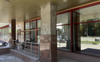 В Орске продолжается ремонт ЗАГСа: гранит на входе, яблочко на счастье — на месте