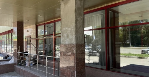 В Орске продолжается ремонт ЗАГСа: гранит на входе, яблочко на счастье — на месте