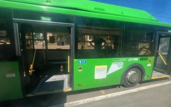 В Оренбурге в результате падения в автобусе травмы получила 75-летняя пенсионерка