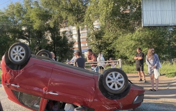 В Оренбурге на улице Салмышской перевернулся автомобиль