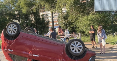 В Оренбурге на улице Салмышской перевернулся автомобиль