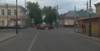 В Оренбурге в центре города дорогу не поделили две легковушки и мотоцикл