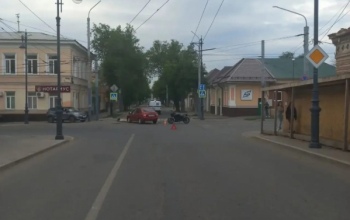 В Оренбурге в центре города дорогу не поделили две легковушки и мотоцикл