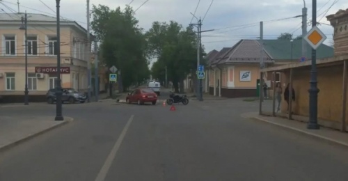 В Оренбурге в центре города дорогу не поделили две легковушки и мотоцикл
