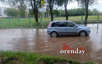 Жители улицы Красной в Оренбурге жалуются на подтопление дороги после дождей