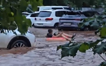 «Потоп — не повод для грусти»: вирусное видео из оренбургского Пригородного покорило сеть