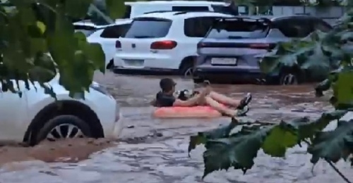 «Потоп — не повод для грусти»: вирусное видео из оренбургского Пригородного покорило сеть