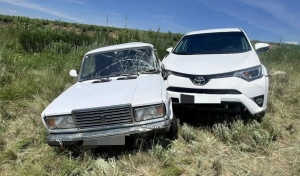 В Гайском районе ВАЗ и Toyota RAV4 вместе слетели в кювет