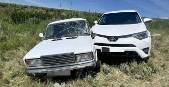 В Гайском районе ВАЗ и Toyota RAV4 вместе слетели в кювет