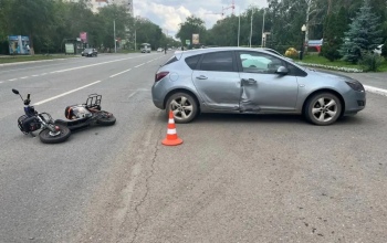 В Оренбурге при столкновении автомобиля и электровелосипеда пострадал мужчина