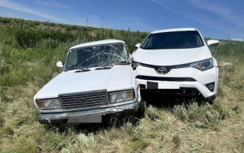 В Гайском районе ВАЗ и Toyota RAV4 вместе слетели в кювет