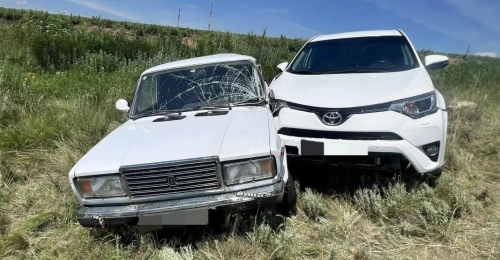 В Гайском районе ВАЗ и Toyota RAV4 вместе слетели в кювет