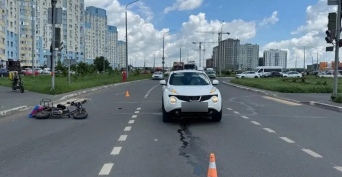 В Оренбурге 74-летняя автоледи за рулем Nissan сбила на «зебре» на красный сигнал светофора подростков на электровелосипеде