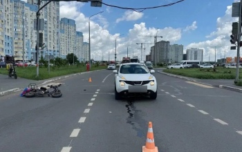 В Оренбурге 74-летняя автоледи за рулем Nissan сбила на «зебре» на красный сигнал светофора подростков на электровелосипеде