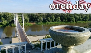Гранитные чаши на набережной Оренбурга переполнены коричневой бурдой