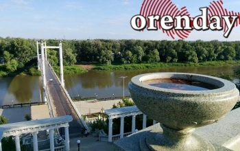 Гранитные чаши на набережной Оренбурга переполнены коричневой бурдой