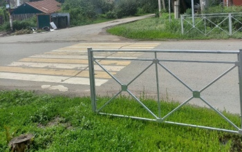 В Оренбурге пешеходный переход на улице Курача ведет в никуда 
