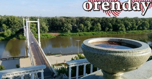 Гранитные чаши на набережной Оренбурга переполнены коричневой бурдой