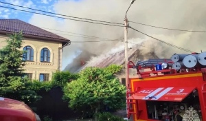 В Оренбурге потушили крупный пожар в жилом доме на улице Обороны