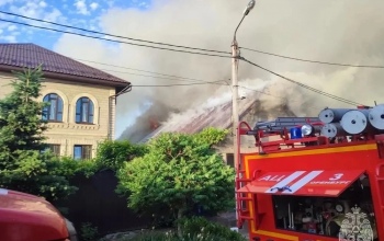 В Оренбурге потушили крупный пожар в жилом доме на улице Обороны