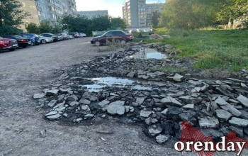В Оренбурге ямы во дворах закидали кусками старого асфальта 