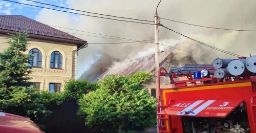 В Оренбурге потушили крупный пожар в жилом доме на улице Обороны