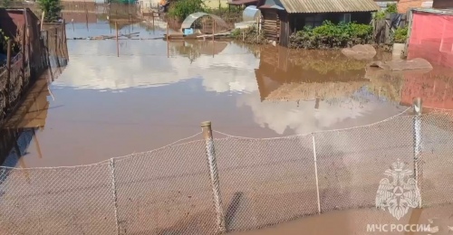 В Бугуруслане продолжают откачивать воду из домов местных жителей после наводнения