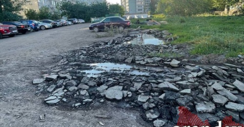 В Оренбурге ямы во дворах закидали кусками старого асфальта 