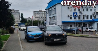 ДТП у оренбургского колледжа: участники ждут инспекторов уже почти пять часов