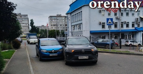 ДТП у оренбургского колледжа: участники ждут инспекторов уже почти пять часов