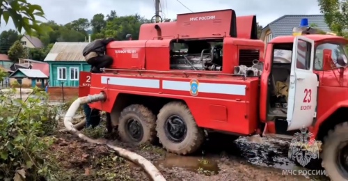 В Бугуруслане продолжают откачивать воду из семи подтопленных домов