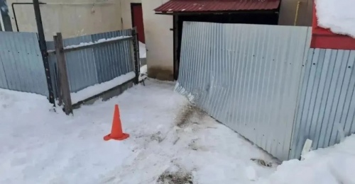 В Оренбуржье осудят водителя, автомобиль которого покатился и врезался в ворота соседа