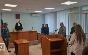 Суд огласил приговор автоледи, которая в машине на большой скорости, спасая возлюбленного от депортации, ударила полицейского отверткой