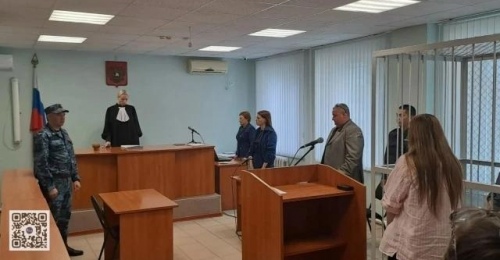Суд огласил приговор автоледи, которая в машине на большой скорости, спасая возлюбленного от депортации, ударила полицейского отверткой