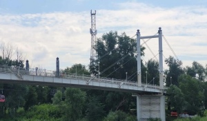 В Оренбурге перекрыли часть пешеходного моста через Урал