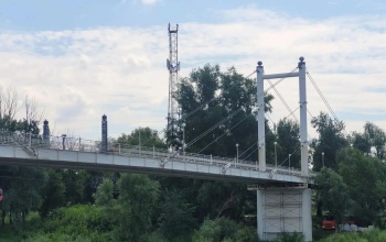 В Оренбурге перекрыли часть пешеходного моста через Урал