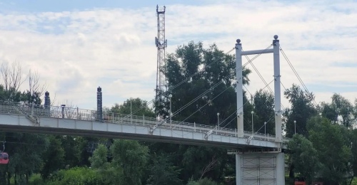 В Оренбурге перекрыли часть пешеходного моста через Урал