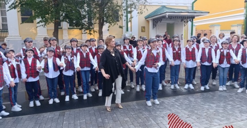 В Оренбурге после проливного дождя детский хор «Новые имена» дал импровизированный концерт на Советской