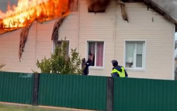 В Илекском районе сотрудники ДПС спасли 80‑летнего пенсионера из горящего дома
