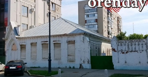 В Оренбурге трещит по швам памятник архитектуры на Комсомольской