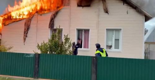 В Илекском районе сотрудники ДПС спасли 80‑летнего пенсионера из горящего дома