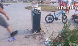 Новый парк на улице Братьев Хусаиновых в Оренбурге вновь утопает в мусоре