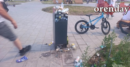 Новый парк на улице Братьев Хусаиновых в Оренбурге вновь утопает в мусоре